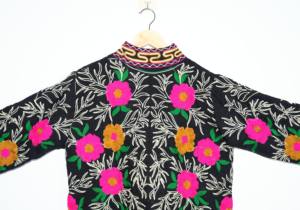 เสื้อแจ็คเก็ตบอมเบอร์ผู้หญิงสีดำลายดอกไม้ปักลาย TNT ผ้าฝ้าย 100% เป็นมิตรกับสิ่งแวดล้อม ทำมือ สไตล์โบโฮ เอธนิค สำหรับฤดูใบไม้ร่วง เหมาะสำหรับทุกเทศกาล - Product Image 6