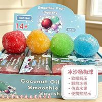 La balle de smoothie au fructose a une texture plastique et fait un bruit crépitant lorsqu'on la pince.