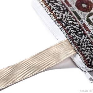 Alfombra de Oración Musulmana OEM Janamaz, Patrones Cuadrados y Redondos, Plegable, Apta para Uso Doméstico, Disponible para Dropshipping/Venta al Por Mayor - Product Image 4