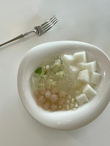 ชามสลัดพอร์ซเลนรูปทรงไม่สมมาตร ดีไซน์เป็นมิตรต่อสิ่งแวดล้อม สำหรับร้านอาหาร สีขาว ภาชนะใส่อาหารบนโต๊ะอาหาร - Product Image 3