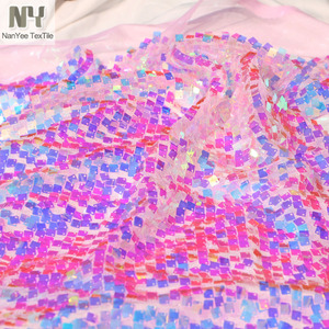 Nanyee Textil Precio al por mayor 9MM <span class=keywords><strong>Rosa</strong></span> brillante Iridiscente Brillante Cuadrado Lentejuelas Tela - Product Image 3