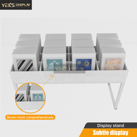 Présentoir portable pour échantillons de carreaux avec étagère inférieure en bois et séparateurs pour utilisation en showroom