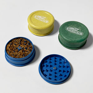 Molinillo de fumar biodegradable de plástico de 3 piezas de alta calidad con impresión de diseño personalizado - Product Image 1