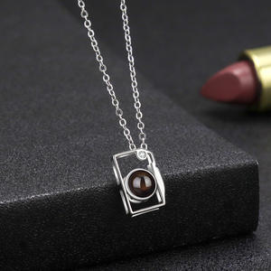 قلادة صديقة لطيف ريترو كاميرا صغيرة قلادة الإسقاط الصور والذكريات - Product Image 4