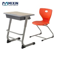 Ensemble de bureaux et chaises en bois pour écoles primaires, avec siège individuel en plastique et boîte à livres, idéal pour l'étude à domicile ou en classe.