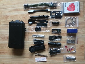 Kit de survie <span class=keywords><strong>en</strong></span> cas de tremblement de terre pour hommes, 60 <span class=keywords><strong>en</strong></span> 1, pour le <span class=keywords><strong>camping</strong></span> <span class=keywords><strong>en</strong></span> plein air, avec lampe de poche, pinces, stylo tactique, scie à fil - Product Image 4