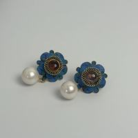 Anting-anting bunga trendi Warisan Budaya Tidak Tersentuhkan Tiongkok, berukir filigree cloisonne, perak berlapis emas dengan mutiara air tawar alami