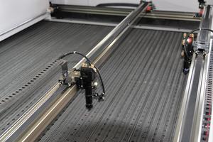 100w 130w 150w Machine de découpe Co2 à alimentation automatique 1812 Tissu Textile Laser Cutter - Product Image 2