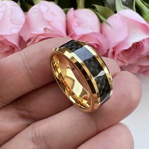 Bague en tungstène dorée Coolstyle 8 mm pour homme et femme, alliance de fiançailles, incrustation en <span class=keywords><strong>fibre</strong></span> de carbone noire, bords biseautés, ajustement confortable - Product Image 3