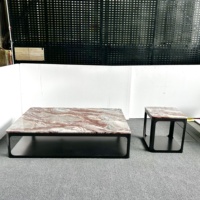 Table basse de luxe Monica en marbre rouge pour salon, grand modèle, avec plateau ajouré moderne et piétement surélevé
