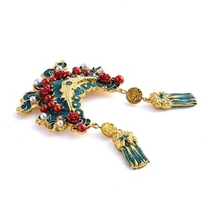 Imán de nevera de metal con borla, estilo único, esmalte suave, color dorado, diseño de tiara y corona, estilo folclórico chino, para decoración de la cabeza. - Product Image 2