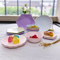Assiette à vaisselle en papier jetable biodégradable fabriquée en usine conception de fleurs pour les fournitures de fête échantillon gratuit fabriqué à partir de matériel de bagasse