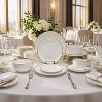 Service de table en porcelaine blanche à bordure dorée en relief, 32 pièces, vaisselle européenne de luxe, assiettes, bols, tasses à café