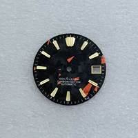 Cadran de montre NH35 sur mesure de 28,5 mm avec texture carbone forgé unique, offrant des services de logo personnalisé haut de gamme pour les modifications.