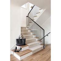 Rampe verticale élégante, exquise, économique et moderne en chêne sur mesure avec balustres en aluminium pour résidentiel/villa