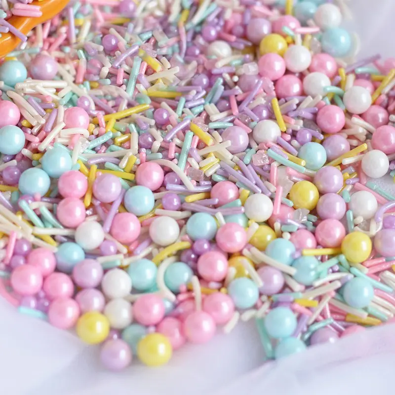 Torta colorata che decorano perle per cupcakes