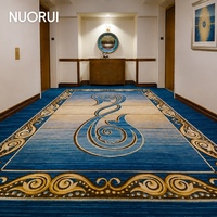 Moquette Axminster ignifuge bleu roi et or de qualité supérieure avec motif médaillon encadré pour les projets de revêtements de sol des halls d'hôtels et des couloirs
