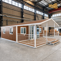 Maisons miniatures personnalisées prêtes à être expédiées, maison-conteneur en bois grainé de 20 pieds, cadre blanc, toit en pignon, véranda, design moderne, utilisation hôtel/villa