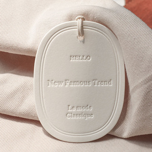 Étiquettes volantes de luxe pour vêtements avec logo mat en relief personnalisé Étiquette en papier imperméable pour chaussures et chaussettes avec code <span class=keywords><strong>à</strong></span> barres - Product Image 4