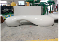 Banc de repos extérieur aux courbes élégantes Y1002 – Chaises artistiques et esthétiques pour espaces publics et paysagers, idéales pour la détente