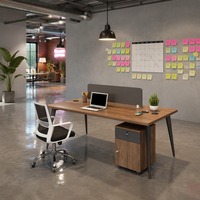 Bureau d'ordinateur moderne et professionnel pour une personne, poste de travail linéaire pour la maison ou le bureau