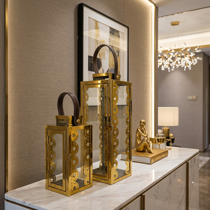 Porte-bougie en métal plaqué or de luxe, lanternes design avec poignées en cuir pour la décoration de la maison et les mariages - Product Image 3