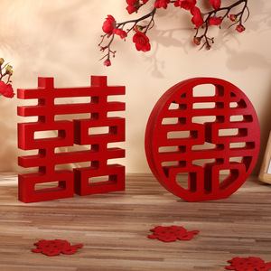Ornement 3D Double Bonheur Magpie en bois rouge pour la décoration de mariage, chambre et salon - Product Image 1