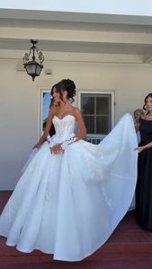 Abito <span class=keywords><strong>da</strong></span> <span class=keywords><strong>Sposa</strong></span> Ruolai HL737 Princess Royal con Corsetto Applicato, Vita Basque e Maniche in Pizzo - Product Image 6