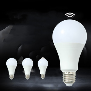 Détecteur <span class=keywords><strong>de</strong></span> <span class=keywords><strong>mouvement</strong></span> Radar à micro-ondes lampe intelligente <span class=keywords><strong>LED</strong></span> <span class=keywords><strong>ampoule</strong></span> intelligente - Product Image 2