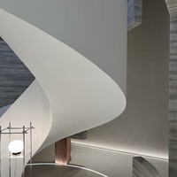Escaliers de villa modernes sur mesure avec des plaques d'acier courbes épurées, escaliers intérieurs durables et sécurisés pour les espaces de luxe léger
