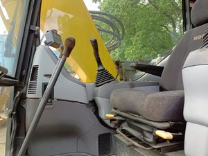 Excavatrice sur chenilles Komatsu PC128us jaune, hydraulique, d'occasion, taille moyenne, faible nombre d'heures de fonctionnement - Product Image 6