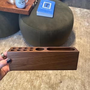 Personalisierter Pinselhalter mit Gravur, Individueller Pinselaufbewahrungsständer, Initialen-Künstlerorganizer Holz-Pinselhalter - Product Image 1