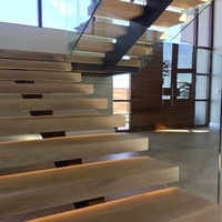 Escalier flottant moderne sur mesure Anewson avec marches en bois massif et garde-corps en verre pour villa