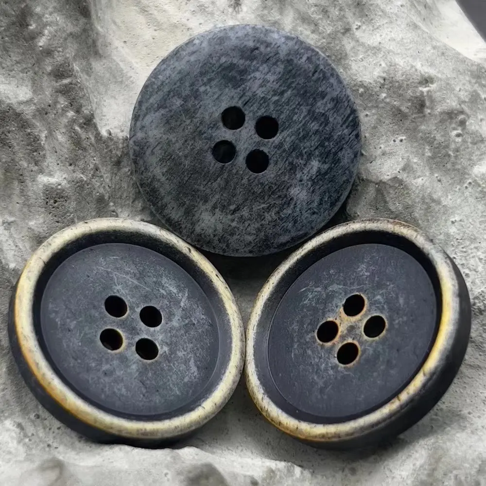 Pardessus de bouton d'os de boeuf naturel rétro noir gun bleu lavé avec des boutons épais