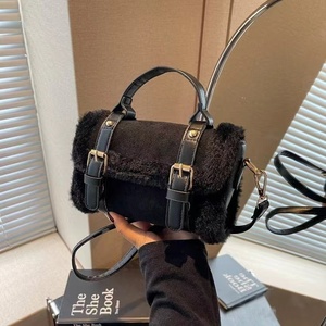 Vente en gros d'usine de petits sacs à main en peluche pour jeunes femmes sacs à main en peluche pour filles design sacs à main en <span class=keywords><strong>fausse</strong></span> <span class=keywords><strong>fourrure</strong></span> pour femmes - Product Image 5