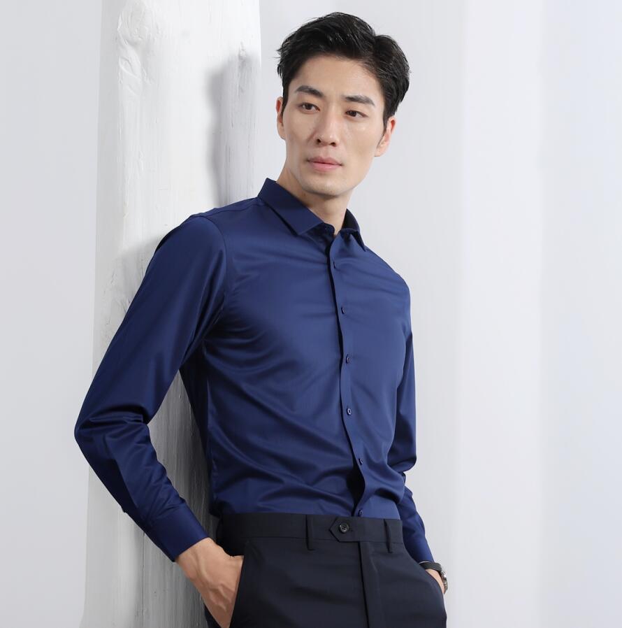 camisa azul marino con corbata