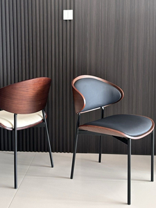 Silla de Comedor Moderna Europea de Lujo Ligero, Ecológica, de PU con Diseño Curvo de Madera Sólida para Hogar, Estudio o Cafetería - Product Image 3