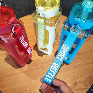 Creativo e di alta qualità in plastica per celebrità di Internet quadrato sport e Fitness paglia tazza da 900ml bottiglia d'acqua con cinturino - Product Image 6