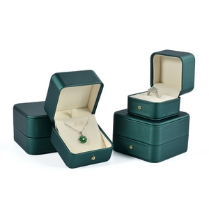 Boîte à bijoux rectangulaire moderne en cuir PU et velours avec logo personnalisable, porte-collier 6 couleurs avec motif carré - Product Image 3