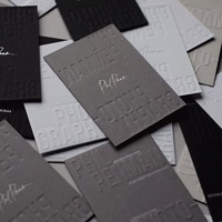 Tarjeta de Visita de Lujo Personalizada de Algodón con Logotipo Grabado en Relieve Profundo y Estampado en Lámina Dorada para la Marca de Fotógrafos Profesionales