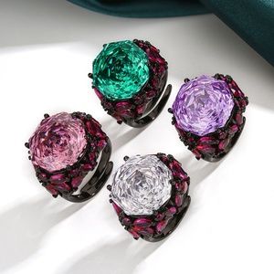 Anillo de Alta Gama Ecológico de Cobre Chapado en Oro Negro con Circonitas Multicolor de 16 mm, Personalizado, Ajustable - Product Image 3