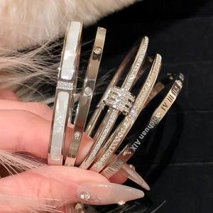 Bracelet en acier inoxydable avec design circulaire ciel étoilé entièrement serti de diamants, tendance et polyvalent pour filles, ne se décolore jamais - Product Image 3