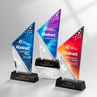 Trophée en verre triangulaire coloré à gravure laser personnalisée HBL pour les cadeaux de cérémonie d'entreprise