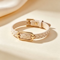 Bracelet en cuir tressé personnalisé avec fermoir doré pour un style bohème et décontracté au quotidien