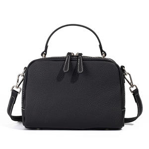 Borsa a Spalla da Donna in Vera Pelle di Design Trendy VIP con Chiusura a Cerniera, Due Cinghie e Fodera in Poliestere per Viaggi e Tempo Libero - Product Image 2