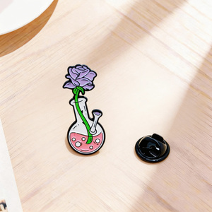Broche personnalisée en émail en forme de bécher gradué de laboratoire de chimie, motif fleur de laboratoire scientifique, pour chapeau, sac, sac à dos, vêtements - Product Image 1