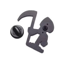 Broche de esmalte de la Muerte Sinfónica de dibujos animados, insignia metálica decorativa de figura de anime creativa y cómica, para solapa, regalo de joyería de Halloween
