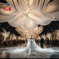 Installation artistique géante en soie, faite à la main et personnalisée, pour scène de mariage ou vitrine de cérémonie de remise des diplômes
