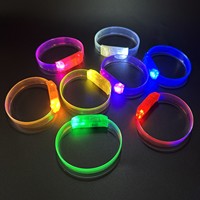 Individuelles Logo Mehrfarbig Blinkende Leuchtende PVC Batteriebetriebene LED-Armbänder für Nachtlauf, Konzerte, Bars und Partys