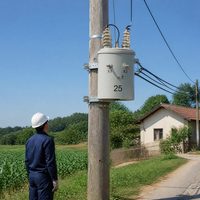 Transformateur sur poteau 25 kVA monophasé 480 V 50 Hz à bobine toroïdale haute tension pour distribution, vente en gros, directement de l'usine
